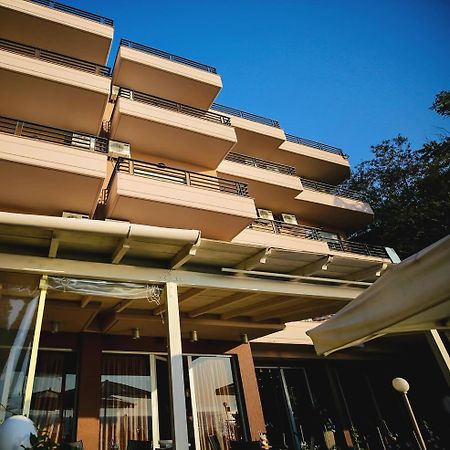 Ambasador Hotell Vlorë Eksteriør bilde