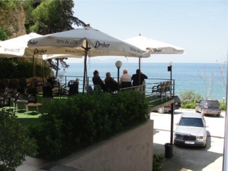 Ambasador Hotell Vlorë Eksteriør bilde