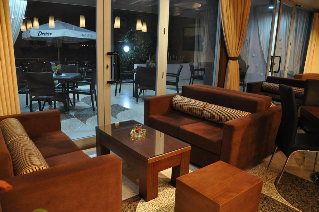 Ambasador Hotell Vlorë Eksteriør bilde