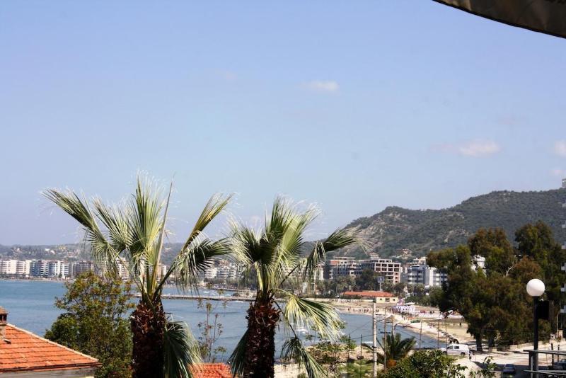 Ambasador Hotell Vlorë Eksteriør bilde