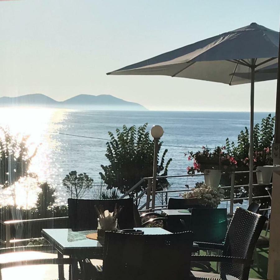 Ambasador Hotell Vlorë Eksteriør bilde